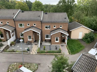 Före: radhusens bruna tak och uteplatser hos BRF. Knivstahus nr 4