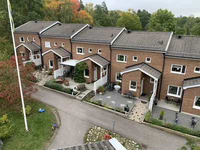Före: radhuslängan hos BRF. Knivstahus nr 4 sedd från gatan