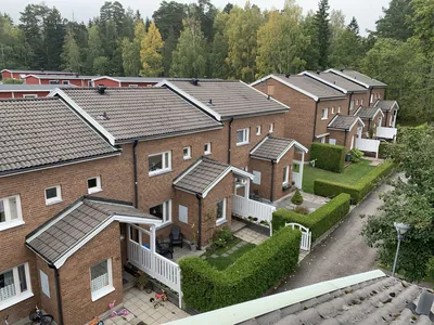 Före: gavel och tak hos BRF. Knivstahus nr 4 innan behandlingen