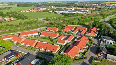 Efter: drönarbild över BRF. Kommendanten med färdigbehandlade tegelröda tak och gröna gårdar