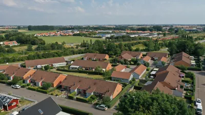 Före: längor med gulputsade radhus och mörkbruna tak hos BRF. Kommendanten i Kävlinge
