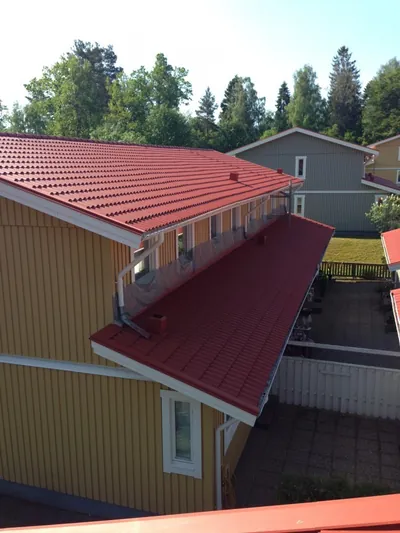 Efter: röda behandlade tak på radhusen hos BRF Lindås, sedda från taket