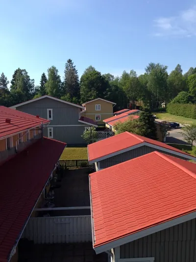 Efter: nymålade röda tak på garagelängan hos BRF Lindås