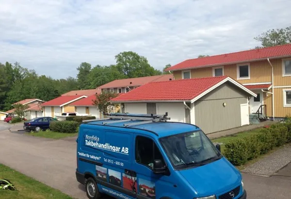 Radhus och garage hos BRF Lindås i Gräfsnäs med Nordiska Takbehandlingars servicebil framför