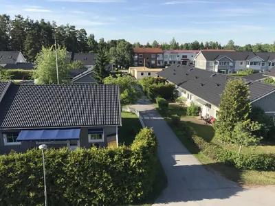 Efter: radhus med nybehandlade mörka pannor och gränd mellan husen hos BRF Mobacka