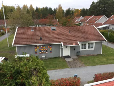 Före: grått envånings radhus med blekt rödbrunt tak hos BRF Mobacka i Örebro