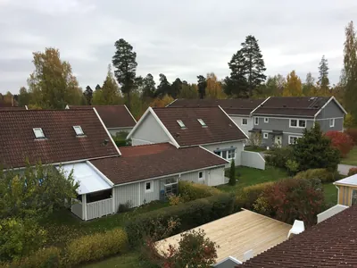Före: radhus med takfönster och urblekta röda betongpannor hos BRF Mobacka