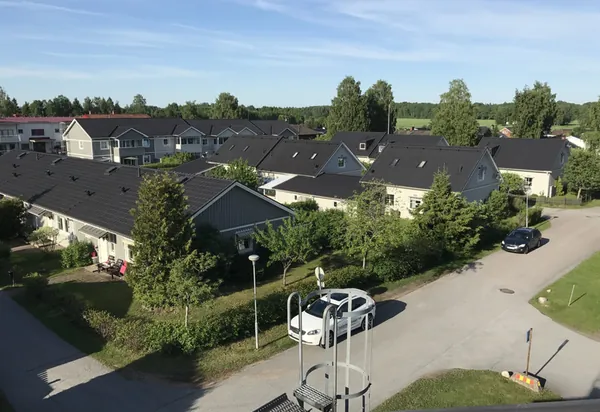 Radhusområde hos BRF Mobacka i Örebro med nybehandlade mörka tak, fotat från taknivå