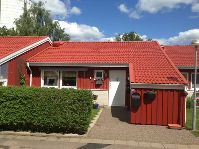 Efter: radhus med färdigbehandlat rött tak och häck hos BRF Österhöjden