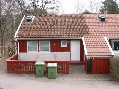 Före: radhus hos BRF Österhöjden med blekt och smutsigt tak