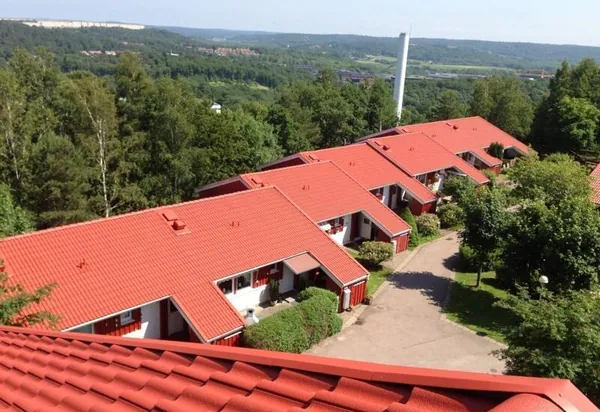 Radhuslängor hos BRF Österhöjden i Angered med nymålade röda tak, sedda från taknocken