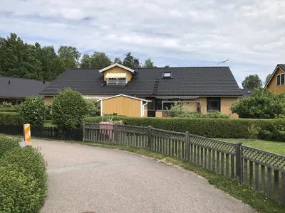 Efter: gång mellan radhusen hos BRF. Påskliljan med nybehandlade antracitgrå tak