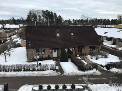 Före: radhusgavel med mörkt tak som är smutsigt och ojämnt, hos BRF. Påskliljan i Västerås