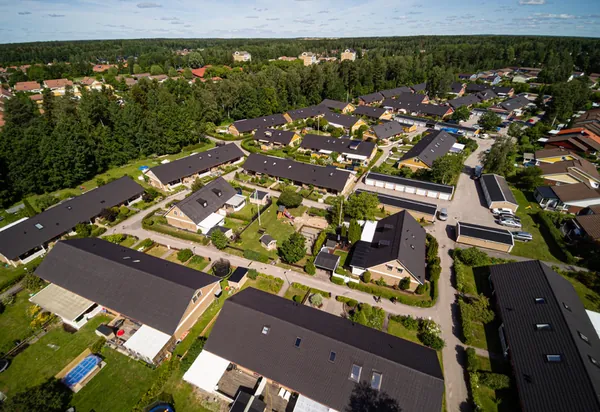 Drönarbild över radhusområdet hos BRF. Påskliljan i Västerås med färdigbehandlade antracitgrå tak