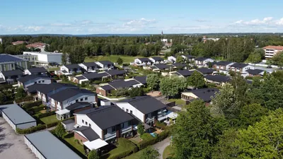 Efter: drönarbild över BRF. Rosen i Mariestad med antracitgrå tak på radhusen