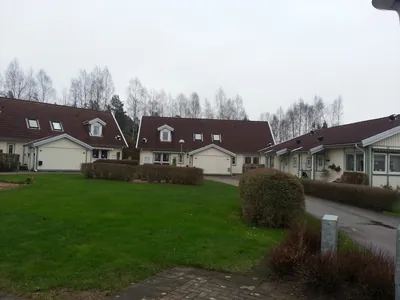Före: parhus med mörkbrunt, urblekt tak och gräsmatta hos BRF Rydet i Sandared