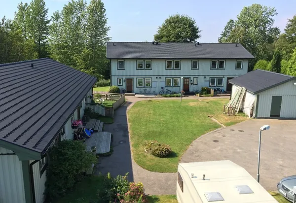 Radhuslänga hos BRF Solhöjden i Gånghester utanför Borås med nybehandlat mörkt tak, fotat från taket