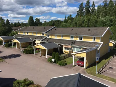 Före: gulpanelade radhus med matta, urblekta betongpannor hos BRF. Sommarvinden