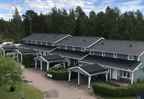Radhus hos BRF. Sommarvinden i Kristinehamn med nybehandlat tak i antracit, fotat från taknivå