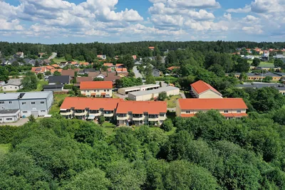 Efter: drönarbild över området hos BRF. Vårsången med färdigbehandlade kopparbruna tak