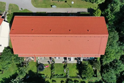 Efter: takfall rakt ovanifrån med jämn, färdigbehandlad kopparbrun yta hos BRF. Vårsången