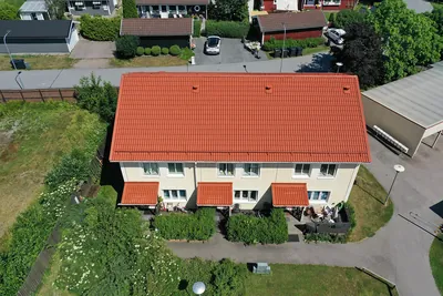 Efter: radhus med nybehandlat kopparbrunt tak och gårdsplan hos BRF. Vårsången i Knivsta