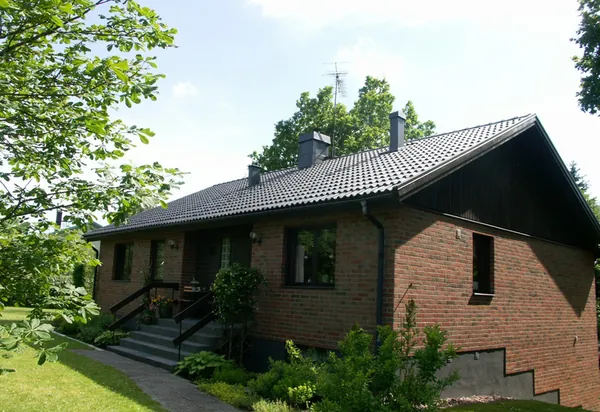 Envånings tegelvilla med källare och nybehandlat antracittak, sedd från trädgården