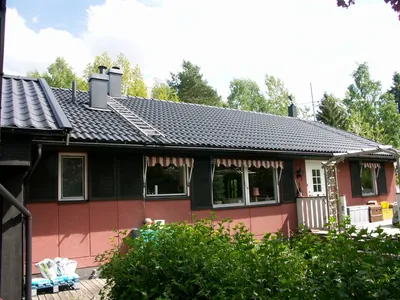Efter: villa med rosaröd fasad och färdigbehandlat antracitgrått tak
