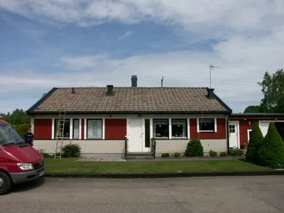 Före: röd villa med skåpbil på uppfarten och smutsigt grått tak