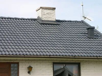 Efter: takfall i antracit med skorsten och ventilationshuv, plåtdetaljerna målade i samma kulör