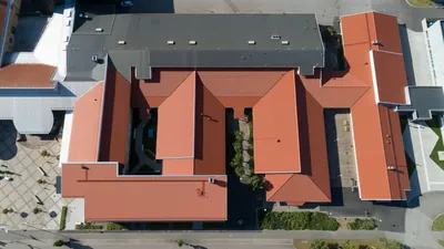 Efter: skolgårdens tak rakt ovanifrån med enhetlig, färdigbehandlad kulör, Lagmansgymnasiet i Vara