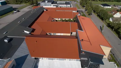 Efter: Lagmansgymnasiets nybehandlade kopparbruna tak sett snett uppifrån