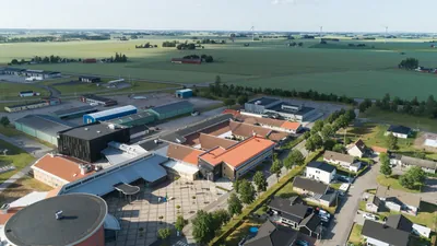 Före: översikt över Lagmansgymnasiet och Vara kommuns skolområde med slätten bakom