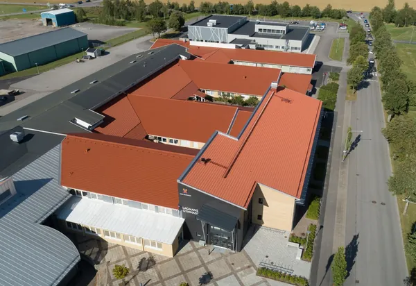Drönarbild över Lagmansgymnasiet i Vara med färdigbehandlade kopparbruna tak på skolans byggnader
